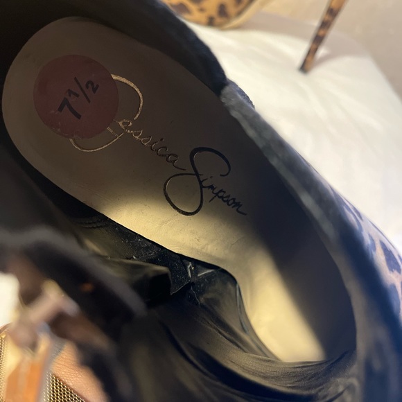 ⚫️JESSICA SIMPSON HEELED BOOTIES - Picture 4 of 4